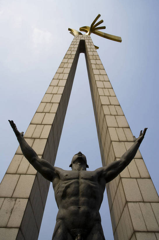 竖图,室外,特写,白天,旅游,度假,名胜古迹,城市风光,标志建筑,城市,地标,建筑,雕塑,中国,亚洲,局部,遗迹,塑像,古迹,历史,文物,娱乐,建设,古建筑,地标建筑,享受,休闲,旅游胜地,放松,竖,文化广场,矗立,象征,耸立,古文明,东亚,吉林,长春,中华人民共和国,挺立,旅行,bj174