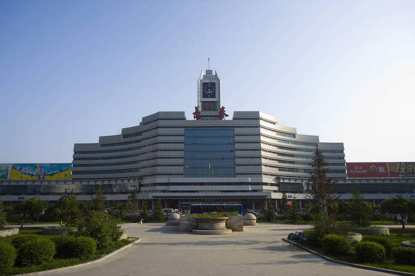 广场,火车站,横图,室外,白天,旅游,度假,名胜古迹,城市风光,标志建筑,城市,大厦,道路,地标,建筑,中国,亚洲,遗迹,景观,建筑群,交通,都市,古迹,文物,娱乐,建设,现代,古建筑,现代建筑,享受,休闲,旅游胜地,放松,运输,经济,古文明,东亚,发展,吉林,长春,中华人民共和国,繁荣,进步,发达,旅行,长春火车站,bj174