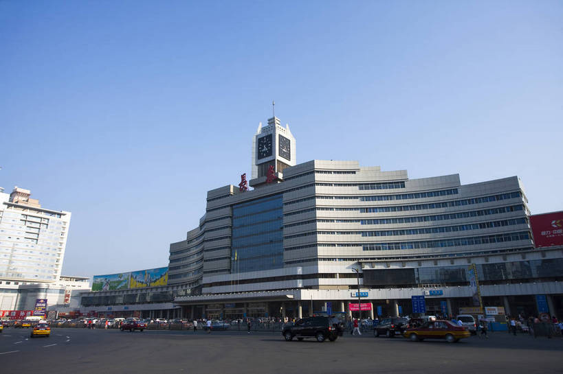 广场,火车站,横图,室外,白天,旅游,度假,名胜古迹,城市风光,标志建筑,城市,大厦,道路,地标,建筑,中国,亚洲,遗迹,景观,建筑群,交通,都市,古迹,文物,娱乐,建设,现代,古建筑,现代建筑,享受,休闲,旅游胜地,放松,运输,经济,古文明,东亚,发展,吉林,长春,中华人民共和国,繁荣,进步,发达,旅行,长春火车站,bj174