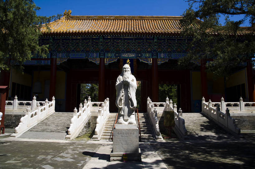 横图,彩色,室外,特写,白天,旅游,度假,名胜古迹,标志建筑,地标,建筑,雕塑,北京,孔庙,中国,亚洲,遗迹,雕像,塑像,文化遗产,古迹,文物,娱乐,建设,古建筑,享受,休闲,旅游胜地,放松,摄影,古代建筑,中国文化,古文明,东亚,儒家,孔子,中华人民共和国,古代文明,伟人,旅行,传统文化,国子监,bj174
