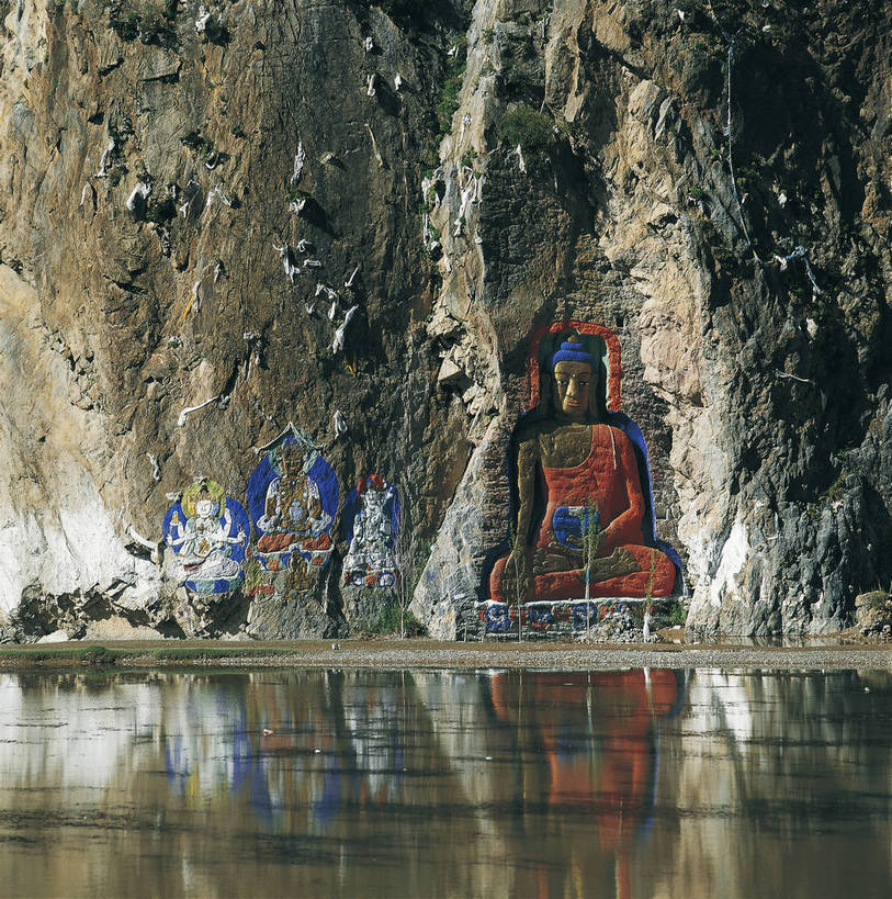 竖图,彩色,室外,旅游,度假,湖,湖泊,名胜古迹,标志建筑,地标,建筑,中国,亚洲,遗迹,民俗,彩绘,佛像,景观,古迹,文物,娱乐,建设,古建筑,西藏,树木,自然,湖水,享受,休闲,石壁,旅游胜地,放松,竖,摄影,宗教,人文景观,石像,矗立,近景,耸立,古文明,东亚,中华人民共和国,挺立,幽静,旅行,bj174