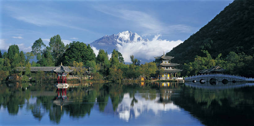 横图,彩色,室外,白天,旅游,度假,湖,名胜古迹,森林,树林,雪山,标志建筑,地标,建筑,中国,亚洲,遗迹,亭子,景观,美丽,潭,古迹,文物,娱乐,建设,古建筑,石桥,云南,树,自然,凉亭,湖水,享受,休闲,远景,旅游胜地,放松,摄影,人文景观,美好,古文明,东亚,中华人民共和国,幽静,旅行,bj174