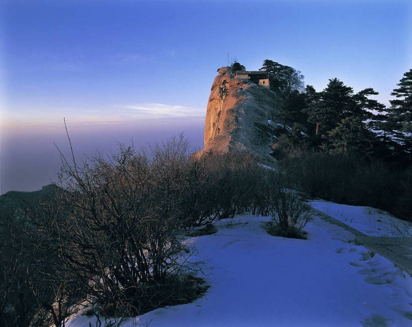 横图,彩色,室外,白天,旅游,度假,华山,名胜古迹,树林,雾,标志建筑,地标,建筑,中国,亚洲,朦胧,模糊,遗迹,景观,山峰,雪景,冬天,黎明,古迹,文物,娱乐,建设,古建筑,天空,自然,享受,休闲,远景,旅游胜地,放松,摄影,人文景观,迷雾,古文明,东亚,地貌,陕西,中华人民共和国,苍凉,险峻,大雾,旅行,地质,bj174