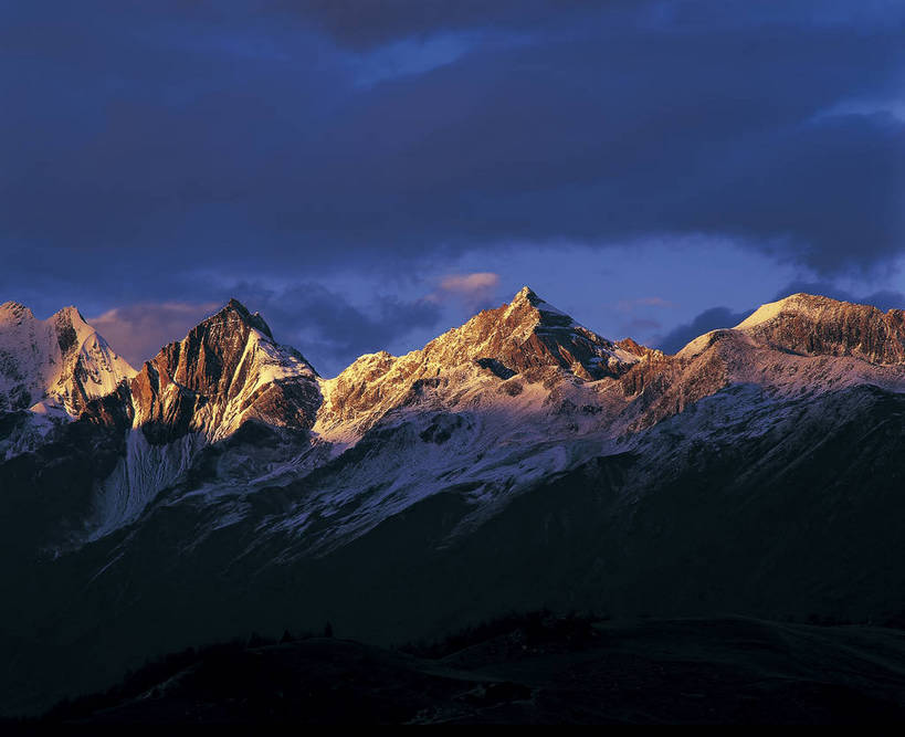 横图,彩色,室外,白天,旅游,度假,名胜古迹,山,雪山,雾,标志建筑,地标,建筑,中国,亚洲,朦胧,模糊,遗迹,景观,山峰,雪景,冬天,黎明,古迹,文物,娱乐,建设,古建筑,天空,自然,享受,休闲,远景,旅游胜地,放松,摄影,人文景观,迷雾,古文明,东亚,地貌,四川,中华人民共和国,四姑娘山,苍凉,险峻,大雾,旅行,地质,bj174