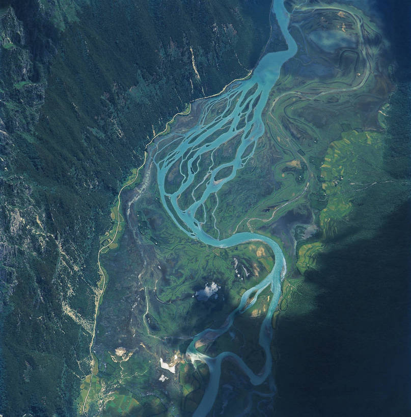 竖图,俯视,航拍,彩色,室外,白天,旅游,中国,亚洲,壮观,高山,景观,山峰,山峦,云南,自然,远景,竖,摄影,人文景观,雄伟,矗立,鸟瞰,耸立,东亚,地貌,中华人民共和国,挺立,怒江,江,旅行,地质,bj174