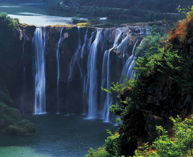 横图,彩色,室外,特写,白天,旅游,度假,名胜古迹,瀑布,树林,标志建筑,地标,建筑,中国,亚洲,遗迹,壮观,景观,水潭,古迹,文物,娱乐,建设,古建筑,云南,自然,享受,休闲,远景,旅游胜地,放松,摄影,人文景观,地理,水雾,古文明,东亚,地貌,罗平,云南省,九龙瀑布,曲靖市,曲靖,罗平县,九龙瀑布群,中华人民共和国,西南地区,滇,旅行,地质,九龙大瀑布,罗平九龙瀑布,bj174