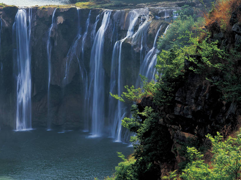 横图,彩色,室外,特写,白天,旅游,度假,名胜古迹,瀑布,树林,标志建筑,地标,建筑,中国,亚洲,遗迹,壮观,景观,水潭,古迹,文物,娱乐,建设,古建筑,云南,自然,享受,休闲,远景,旅游胜地,放松,摄影,人文景观,地理,水雾,古文明,东亚,地貌,罗平,云南省,九龙瀑布,曲靖市,曲靖,罗平县,九龙瀑布群,中华人民共和国,西南地区,滇,旅行,地质,九龙大瀑布,罗平九龙瀑布,bj174