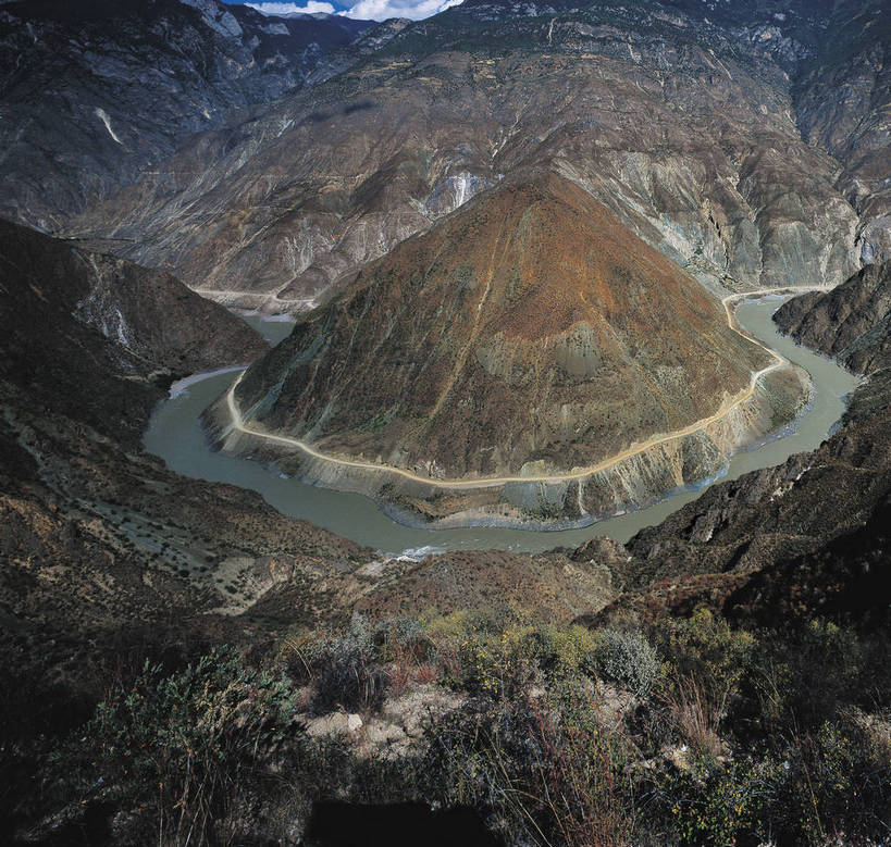 横图,俯视,航拍,彩色,室外,白天,旅游,中国,亚洲,壮观,高山,景观,山峰,山峦,德钦,迪庆,云南,自然,远景,竖,摄影,人文景观,月亮湾,雄伟,矗立,鸟瞰,耸立,东亚,地貌,金沙江,迪庆藏族自治州,云南省,德钦县,中华人民共和国,西南地区,挺立,滇,迪庆州,江,旅行,地质,奔子栏,奔子栏镇,金沙江大拐弯,金沙江第一弯,金沙江第一湾,bj174