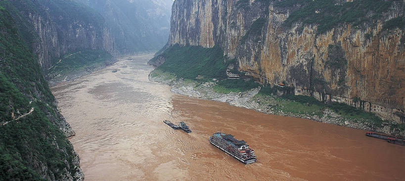 横图,俯视,彩色,室外,白天,旅游,度假,石头,名胜古迹,峡谷,标志建筑,地标,建筑,轮船,船,三峡,中国,亚洲,遗迹,壮观,石子,景观,山谷,古迹,文物,娱乐,建设,古建筑,自然,交通工具,享受,休闲,远景,旅游胜地,放松,摄影,人文景观,雄伟,岩层,中国文化,载具,长江,古文明,东亚,地貌,中华人民共和国,江,石块,岩石,旅行,地质,bj174