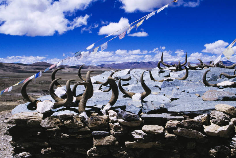 横图,彩色,室外,白天,旅游,荒凉,石头,丘陵,中国,亚洲,壮观,景观,山峦,牛头,西藏,经幡,自然,远景,摄影,人文景观,佛教,祭祀,雄伟,空旷,荒山,东亚,地貌,中华人民共和国,阿里,旅行,地质,bj174