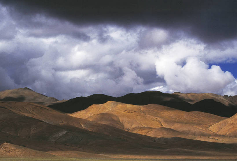 横图,彩色,室外,白天,旅游,荒凉,丘陵,峡谷,中国,亚洲,壮观,景观,山峦,西藏,白云,蓝天,天空,自然,远景,摄影,人文景观,矿山,雄伟,空旷,荒山,东亚,地貌,中华人民共和国,阿里,旅行,地质,bj174