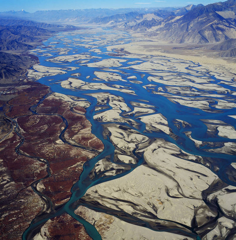 竖图,航拍,彩色,室外,白天,旅游,河流,中国,亚洲,河滩,景观,西藏,雅鲁藏布江,自然,远景,竖,摄影,人文景观,矗立,鸟瞰,耸立,东亚,地貌,中华人民共和国,挺立,苍凉,旅行,地质,bj174