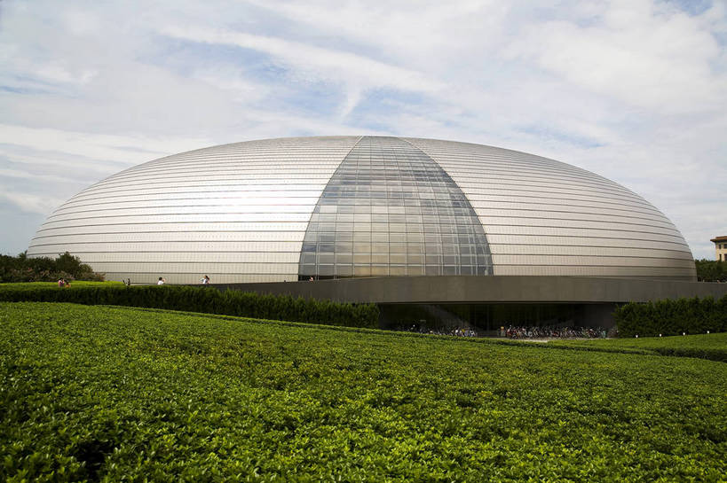 横图,彩色,室外,特写,白天,旅游,度假,名胜古迹,标志建筑,地标,建筑,剧院,玻璃,北京,中国,亚洲,遗迹,图片,屋顶,景观,首都,弧形,球形,都市,顶棚,古迹,文物,娱乐,建设,现代,古建筑,国家大剧院,现代建筑,玻璃制品,白云,蓝天,天空,绿地,娱乐设施,地标建筑,享受,休闲,旅游胜地,放松,摄影,公共设施,公共场所,古文明,东亚,中华人民共和国,发达,旅行,剧场,城市公园,bj174