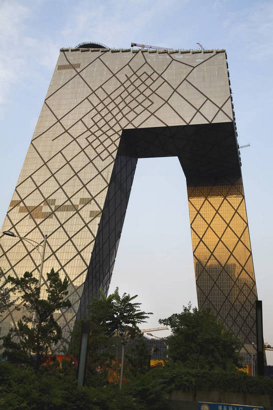 竖图,彩色,室外,特写,白天,仰视,旅游,度假,商务,办公楼,名胜古迹,标志建筑,大厦,地标,建筑,北京,中国,亚洲,遗迹,图片,建筑群,首都,古迹,文物,娱乐,建设,现代,古建筑,白云,蓝天,天空,地标建筑,享受,休闲,旅游胜地,放松,竖,金融,摄影,经济,电视台,矗立,耸立,贸易,古文明,东亚,中华人民共和国,北京市,京,北平,华北地区,挺立,发达,旅行,商业,北京CBD,北京商务中心区,中国北京大北窑,中央电视台,bj174