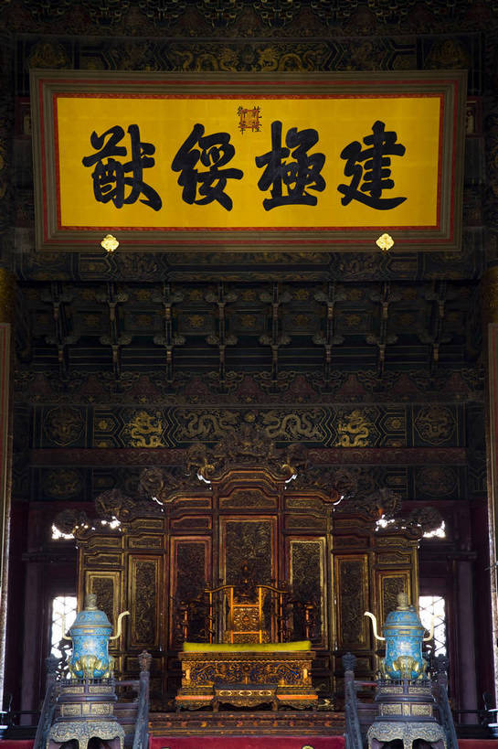 故宫,宫殿,竖图,彩色,室内,白天,旅游,度假,名胜古迹,标志建筑,地标,建筑,雕塑,北京,中国,亚洲,风俗,遗迹,艺术,装饰,雕刻,雕像,图片,香炉,柱子,文化遗产,建筑群,古典,古迹,历史,文化,文物,娱乐,建设,传统,古建筑,台阶,工艺品,紫禁城,享受,休闲,旅游胜地,放松,精神,竖,摄影,古代建筑,纪念,皇帝,美术,权威,矗立,象征,高贵,主题,耸立,金碧辉煌,陈列,古文明,东亚,中华人民共和国,功能,美学,权力,统治,威严,宝座,权势,挺立,太和殿,古代文明,制度,天子,龙椅,九五之尊,圣上,统治者,陛下,官家,势力,旅行,传统文化,bj174