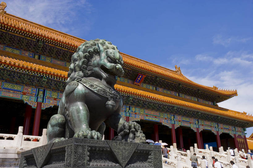 故宫,宫殿,横图,彩色,室外,特写,白天,旅游,度假,名胜古迹,标志建筑,地标,建筑,哺乳动物,野生动物,狮子,雕塑,北京,中国,亚洲,局部,风俗,辟邪,遗迹,艺术,装饰,雕刻,雕像,塑像,图片,文化遗产,建筑群,古典,古迹,历史,文化,文物,娱乐,建设,传统,古建筑,蓝天,动物,工艺品,紫禁城,祈祷,享受,休闲,健康,旅游胜地,放松,精神,许愿,摄影,古代建筑,纪念,皇帝,祈求,美术,权威,象征,高贵,主题,凶猛,陈列,古文明,东亚,中华人民共和国,功能,美学,驱邪,祛邪,避邪,权力,统治,威严,权势,守护神,古代文明,制度,天子,九五之尊,圣上,统治者,陛下,官家,势力,残暴,平安,凶残,旅行,铜雕,传统文化,太和门,铜狮,铜狮子,bj174