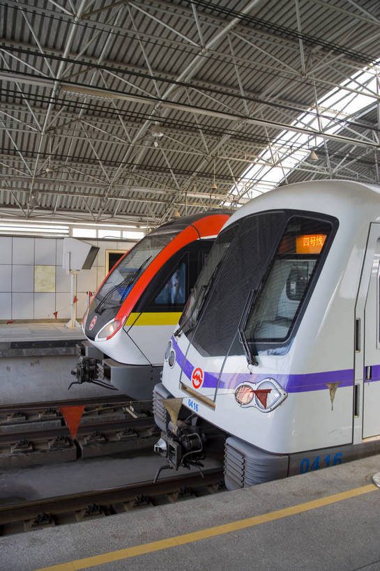 火车站,竖图,彩色,室外,白天,火车,火车头,上海,中国,亚洲,停靠,两个,摄影,等候,东亚,中华人民共和国,轻轨,bj174