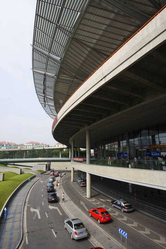 火车站,竖图,彩色,室外,白天,旅游,美景,城市风光,道路,建筑,街道,路,公路,车站,上海,中国,亚洲,景观,交通,现代建筑,地标建筑,景色,运输,摄影,申,东亚,徐汇区,上海南站,上海市,中华人民共和国,沪,华东地区,马路,旅行,上海火车南站,bj174