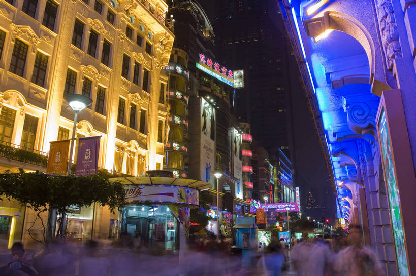 横图,彩色,特写,旅游,度假,美景,名胜古迹,标志建筑,道路,地标,建筑,街道,路,霓虹灯,商场,夜景,公路,上海,中国,亚洲,遗迹,景观,建筑群,灯光,交通,古典,古迹,文物,娱乐,建设,古建筑,广告,拍照,地标建筑,南京路,享受,休闲,灿烂,商厦,旅游胜地,景色,放松,摄影,古文明,东亚,中华人民共和国,马路,旅行,照相,购物中心,bj174