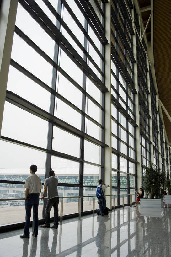 竖图,彩色,室内,白天,飞机场,建筑,上海,中国,亚洲,交通,候机厅,大厅,旅客,浦东国际机场,浦东机场,航站楼,运输,摄影,东亚,中华人民共和国,bj174