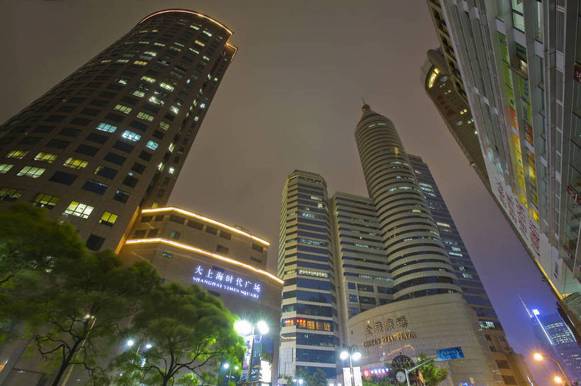 横图,彩色,室外,仰视,旅游,度假,办公楼,名胜古迹,城市风光,标志建筑,大厦,地标,建筑,夜景,上海,中国,亚洲,遗迹,景观,建筑群,灯光,古迹,文物,娱乐,建设,古建筑,地标建筑,享受,休闲,灿烂,旅游胜地,放松,摄影,淮海路,古文明,东亚,中华人民共和国,旅行,bj174