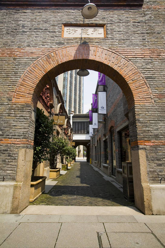 竖图,彩色,室外,白天,旅游,度假,美景,名胜古迹,标志建筑,道路,地标,建筑,街道,路,公路,上海,中国,亚洲,遗迹,景观,建筑群,交通,古迹,文物,娱乐,建设,古建筑,享受,休闲,旅游胜地,景色,放松,竖,摄影,新天地,申,卢湾区,古文明,东亚,上海市,中华人民共和国,沪,华东地区,上海新天地,马路,旅行,永庆坊,bj174