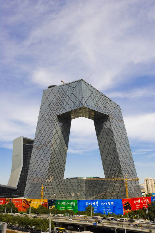 竖图,彩色,室外,白天,旅游,度假,名胜古迹,城市风光,标志建筑,大厦,道路,地标,建筑,立交桥,北京,中国,亚洲,遗迹,交通,首都,古迹,文物,娱乐,建设,古建筑,白云,蓝天,享受,休闲,旅游胜地,放松,竖,摄影,城市建筑,古文明,东亚,中华人民共和国,北京市,京,北平,华北地区,旅行,北京CBD,北京商务中心区,中国北京大北窑,大裤衩,智窗,中央电视台总部大楼,中央电视台,bj174