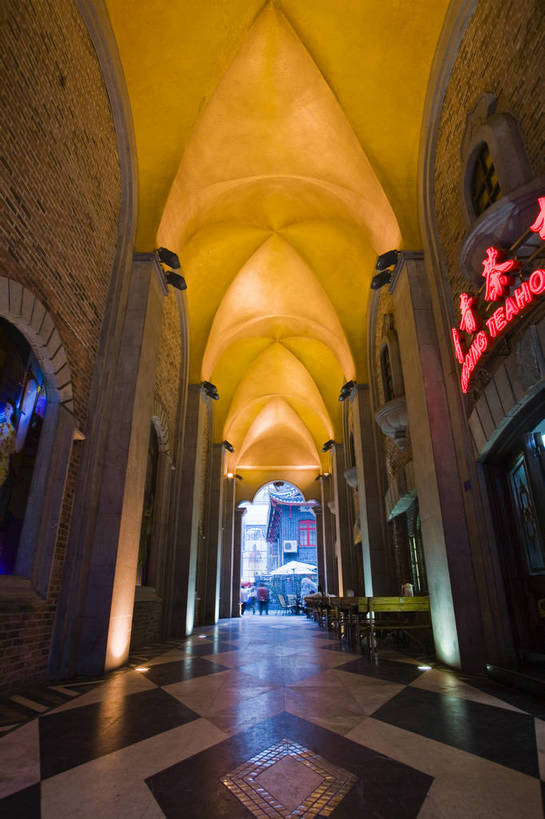 竖图,彩色,室内,白天,旅游,城市风光,街道,商场,中国,亚洲,走廊,现代建筑,商业街,休闲,竖,摄影,四川省,东亚,成都,中华人民共和国,春熙路,旅行,购物中心,bj174