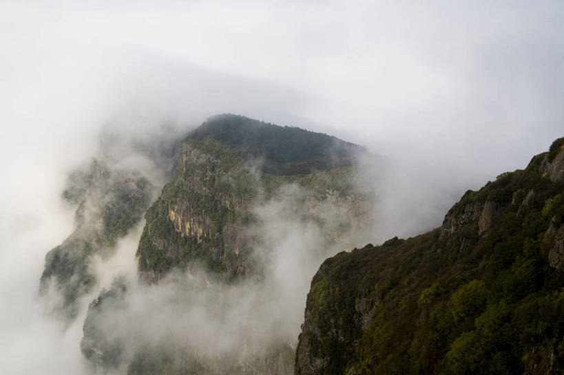 无人,横图,彩色,室外,白天,旅游,度假,名胜古迹,山,雾,标志建筑,地标,建筑,峨眉山,中国,亚洲,遗迹,景观,文化遗产,古迹,文物,娱乐,建设,古建筑,享受,休闲,旅游胜地,放松,摄影,四川省,中国文化,自然风光,古文明,东亚,中华人民共和国,旅行,bj174