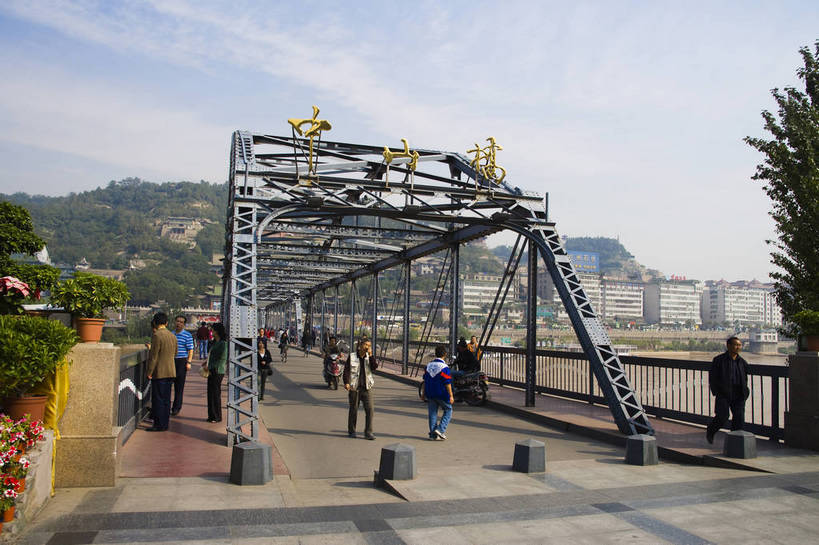 横图,彩色,室外,白天,旅游,度假,美景,城市风光,城市,建筑,黄河,中国,亚洲,行人,景观,建筑群,桥,交通,娱乐,铁桥,享受,休闲,景色,放松,摄影,东亚,甘肃,中华人民共和国,兰州,旅行,黄河铁桥,中山桥,bj174