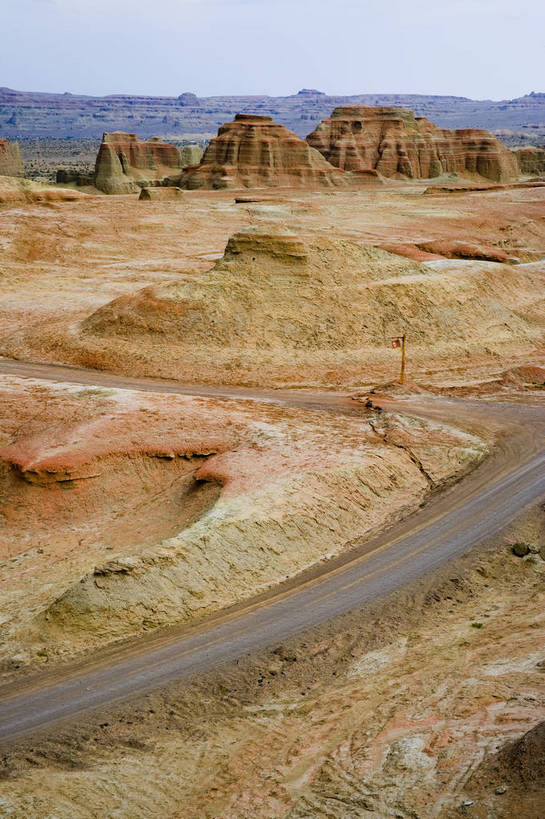 无人,竖图,彩色,室外,特写,白天,旅游,度假,名胜古迹,峡谷,标志建筑,道路,地标,建筑,路,中国,亚洲,遗迹,古迹,文物,娱乐,建设,古建筑,自然,奇石,享受,休闲,旅游胜地,放松,竖,摄影,自然风光,古文明,东亚,地貌,魔鬼城,新疆,乌尔禾风城,克拉玛依,中华人民共和国,新疆维吾尔自治区,西北地区,克拉玛依市,石头城,旅行,准噶尔,准噶尔盆地,地质,新,bj174