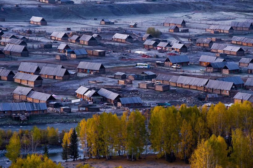 横图,彩色,室外,白天,旅游,度假,草原,名胜古迹,树林,标志建筑,地标,建筑,中国,亚洲,遗迹,古迹,文物,娱乐,建设,古建筑,民居,树,自然,村庄,享受,休闲,旅游胜地,放松,摄影,自然风光,杉树,古文明,东亚,新疆,中华人民共和国,阿勒泰,旅行,居住区,禾木,bj174
