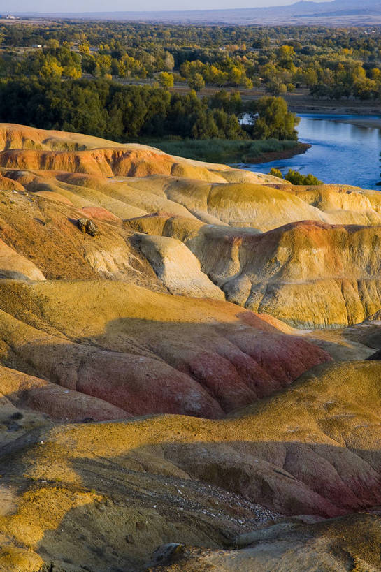 无人,竖图,彩色,室外,白天,旅游,度假,湖泊,石头,名胜古迹,森林,树林,峡谷,标志建筑,地标,建筑,中国,亚洲,遗迹,石子,水潭,古迹,文物,娱乐,建设,古建筑,自然,享受,休闲,旅游胜地,放松,竖,摄影,绿洲,自然风光,古文明,东亚,地貌,新疆,中华人民共和国,石块,旅行,地质,五彩湾,bj174