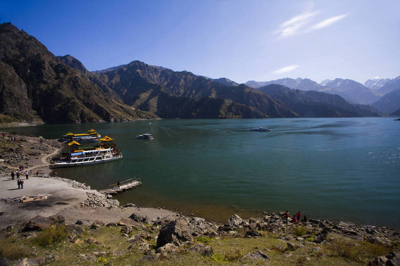 横图,彩色,室外,白天,旅游,度假,名胜古迹,山,水,标志建筑,地标,建筑,中国,亚洲,遗迹,水池,古迹,文物,娱乐,建设,古建筑,风景,享受,休闲,旅游胜地,放松,摄影,自然风光,古文明,东亚,天池,天山,乌鲁木齐,新疆,中华人民共和国,旅行,bj174