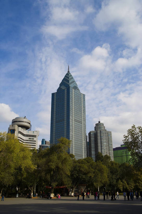 竖图,彩色,室外,白天,旅游,度假,美景,城市风光,城市,道路,建筑,街道,路,公路,中国,亚洲,景观,建筑群,交通,娱乐,现代建筑,享受,休闲,景色,放松,竖,摄影,人民公园,东亚,乌鲁木齐,新疆,中华人民共和国,马路,旅行,bj174