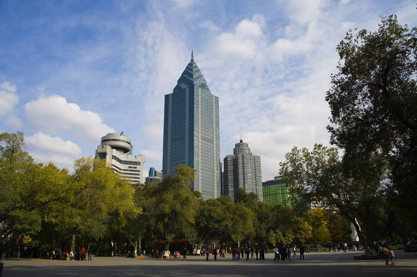 横图,彩色,室外,白天,旅游,度假,美景,城市风光,城市,道路,建筑,街道,路,公路,中国,亚洲,景观,建筑群,交通,娱乐,现代建筑,享受,休闲,景色,放松,摄影,人民公园,东亚,乌鲁木齐,新疆,中华人民共和国,马路,旅行,bj174