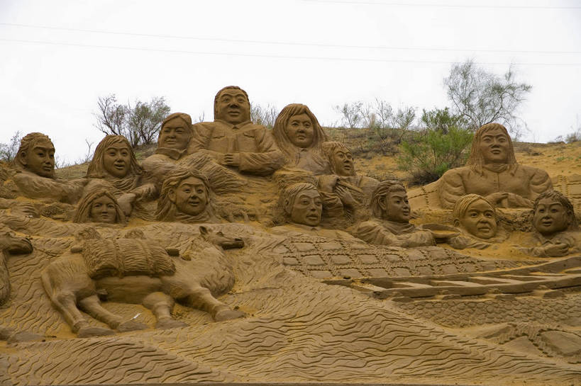 无人,横图,彩色,室外,白天,旅游,度假,名胜古迹,标志建筑,地标,建筑,雕塑,中国,亚洲,遗迹,造型,人物,雕像,古迹,文物,娱乐,建设,古建筑,享受,休闲,旅游胜地,放松,摄影,人文景观,沙雕,古文明,东亚,宁夏,沙坡头,中卫,中华人民共和国,旅行,bj174