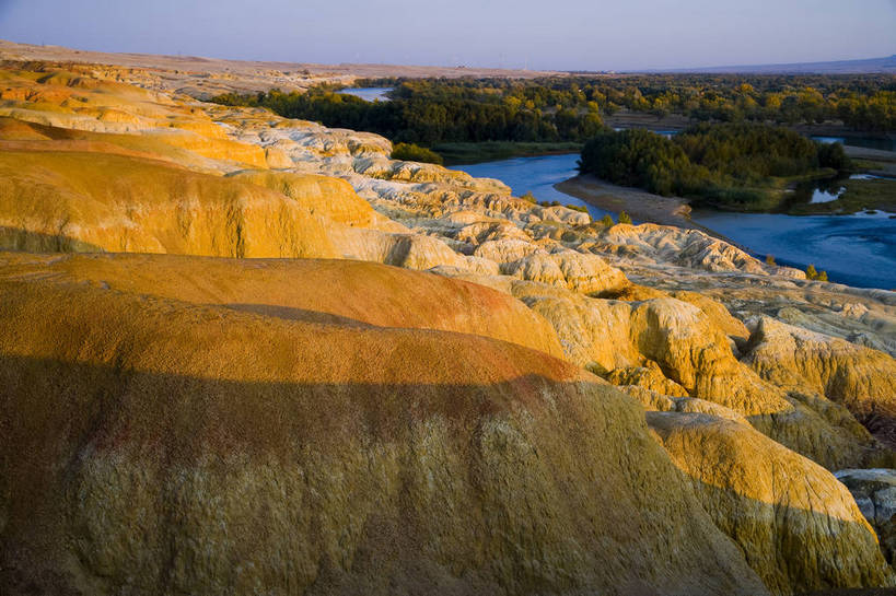 无人,横图,彩色,室外,白天,旅游,度假,湖泊,石头,名胜古迹,森林,树林,峡谷,标志建筑,地标,建筑,中国,亚洲,遗迹,石子,水潭,古迹,文物,娱乐,建设,古建筑,自然,享受,休闲,旅游胜地,放松,摄影,绿洲,自然风光,古文明,东亚,地貌,新疆,中华人民共和国,石块,旅行,地质,五彩湾,bj174