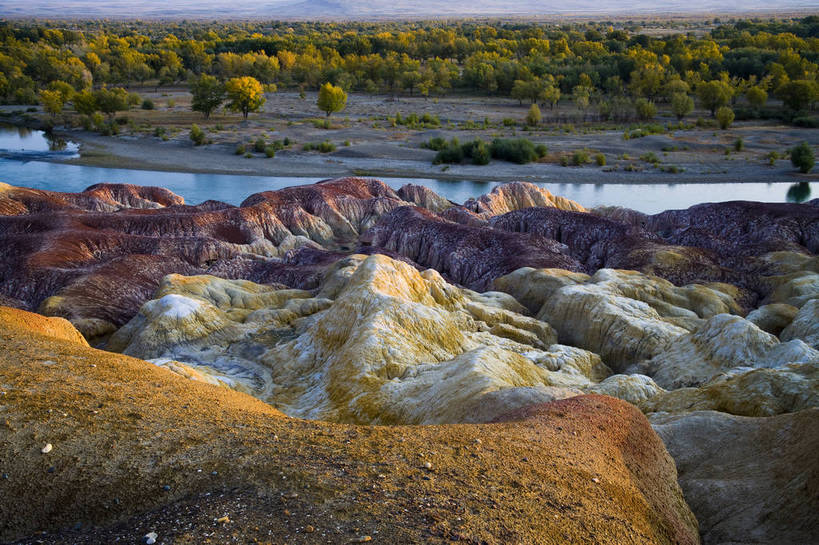 无人,横图,彩色,室外,白天,旅游,度假,湖泊,石头,名胜古迹,森林,树林,峡谷,标志建筑,地标,建筑,中国,亚洲,遗迹,石子,水潭,古迹,文物,娱乐,建设,古建筑,自然,享受,休闲,旅游胜地,放松,摄影,绿洲,自然风光,古文明,东亚,地貌,新疆,中华人民共和国,石块,旅行,地质,五彩湾,bj174