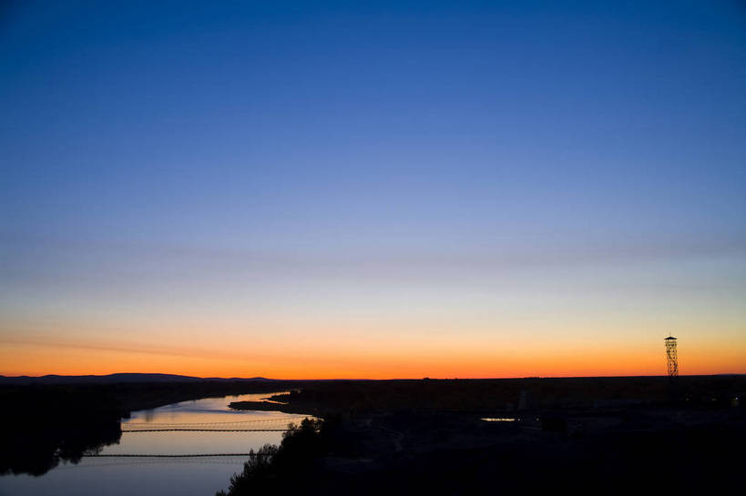 无人,横图,彩色,室外,白天,旅游,度假,湖泊,名胜古迹,森林,树林,标志建筑,地标,建筑,中国,亚洲,遗迹,晚霞,水潭,古迹,文物,娱乐,建设,古建筑,自然,享受,休闲,旅游胜地,放松,摄影,绿洲,自然风光,古文明,东亚,新疆,中华人民共和国,夕阳,旅行,五彩湾,bj174