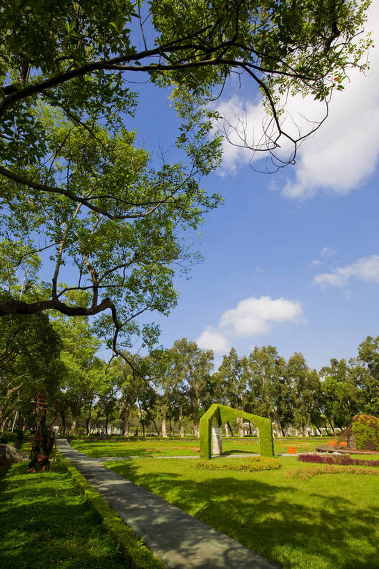 家,花园,竖图,彩色,室外,白天,旅游,度假,草坪,名胜古迹,树林,标志建筑,地标,建筑,台湾,中国,亚洲,遗迹,房屋,屋子,古迹,文物,娱乐,建设,古建筑,楼房,住宅,白云,蓝天,自然,享受,休闲,旅游胜地,放松,竖,摄影,蒋介石,故居,古文明,东亚,中华人民共和国,台北市,政治家,外交家,旅行,房子,士林官邸,蒋宋美龄,宋美龄,bj174