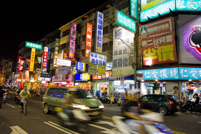 商店,横图,彩色,室外,旅游,美景,城市风光,道路,街道,路,商场,夜景,公路,汽车,台湾,中国,亚洲,广告牌,景观,建筑群,灯光,交通,灿烂,旅游胜地,景色,摄影,城市建筑,东亚,港澳台,中华人民共和国,台湾省,台中,台中市,马路,旅行,台,东海别墅商圈,东海别墅夜市,东海商圈,东海夜市,bj174