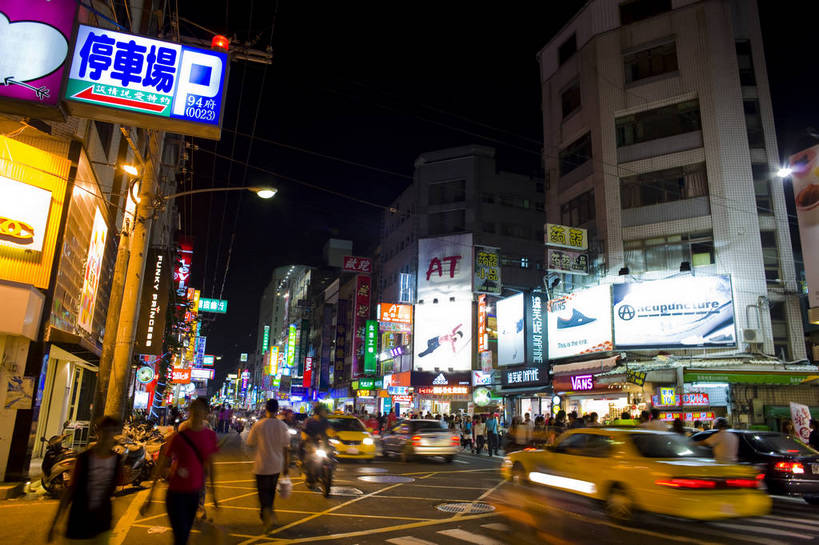 商店,横图,彩色,室外,旅游,美景,城市风光,道路,街道,路,商场,夜景,公路,汽车,台湾,中国,亚洲,广告牌,景观,建筑群,灯光,交通,灿烂,旅游胜地,景色,摄影,城市建筑,东亚,港澳台,中华人民共和国,台湾省,台中,台中市,马路,旅行,台,东海别墅商圈,东海别墅夜市,东海商圈,东海夜市,bj174