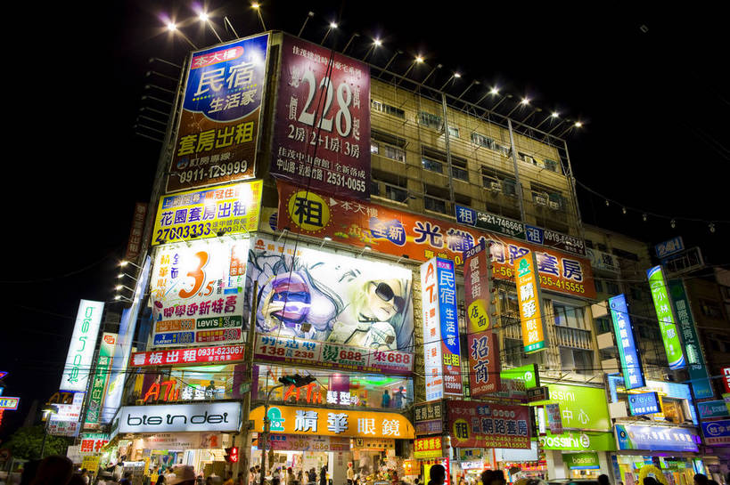 商店,横图,彩色,室外,旅游,美景,城市风光,道路,街道,路,商场,夜景,公路,汽车,台湾,中国,亚洲,广告牌,景观,建筑群,灯光,交通,灿烂,旅游胜地,景色,摄影,城市建筑,东亚,港澳台,中华人民共和国,台湾省,台中,台中市,马路,旅行,台,东海别墅商圈,东海别墅夜市,东海商圈,东海夜市,bj174