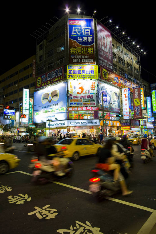 商店,竖图,彩色,室外,旅游,美景,城市风光,道路,街道,路,商场,夜景,公路,汽车,台湾,中国,亚洲,广告牌,景观,建筑群,灯光,交通,灿烂,旅游胜地,景色,竖,摄影,城市建筑,东亚,港澳台,中华人民共和国,台湾省,台中,台中市,马路,旅行,台,东海别墅商圈,东海别墅夜市,东海商圈,东海夜市,bj174