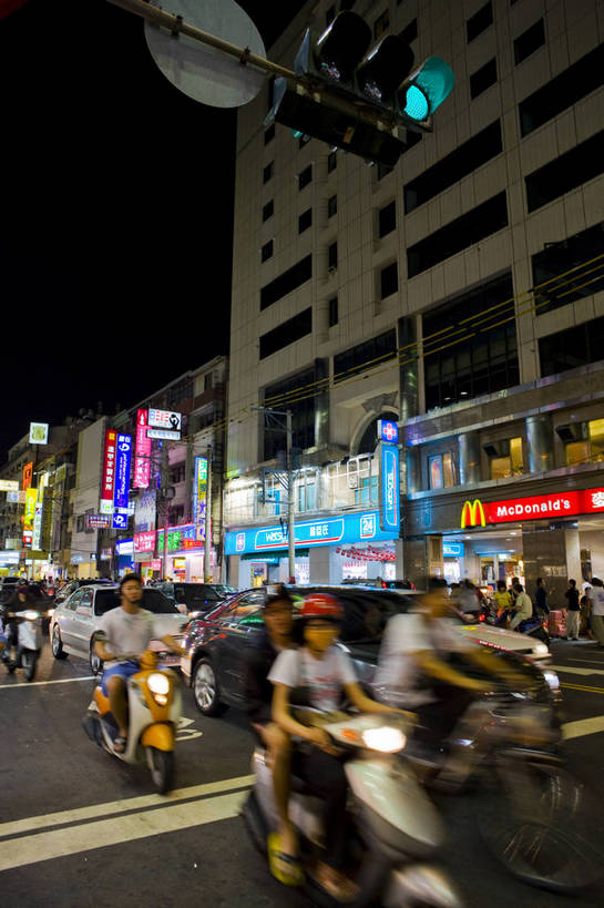 商店,竖图,彩色,室外,旅游,美景,城市风光,道路,街道,路,商场,夜景,公路,汽车,台湾,中国,亚洲,广告牌,景观,建筑群,灯光,交通,灿烂,旅游胜地,景色,竖,摄影,城市建筑,东亚,港澳台,中华人民共和国,台湾省,台中,台中市,马路,旅行,台,东海别墅商圈,东海别墅夜市,东海商圈,东海夜市,bj174