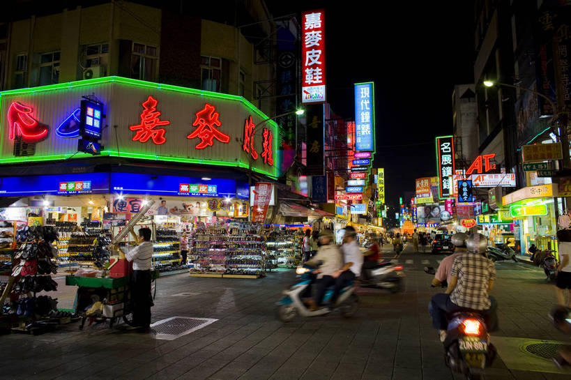 商店,横图,彩色,室外,旅游,美景,城市风光,道路,街道,路,商场,夜景,公路,汽车,台湾,中国,亚洲,广告牌,景观,建筑群,灯光,交通,灿烂,旅游胜地,景色,摄影,城市建筑,东亚,中华人民共和国,嘉义市,马路,旅行,bj174