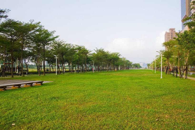 横图,彩色,室外,白天,旅游,度假,草坪,名胜古迹,城市风光,标志建筑,地标,建筑,台湾,中国,亚洲,遗迹,古迹,文物,娱乐,建设,古建筑,蓝天,绿地,享受,休闲,旅游胜地,放松,摄影,城市广场,古文明,东亚,高雄市,中华人民共和国,旅行,bj174