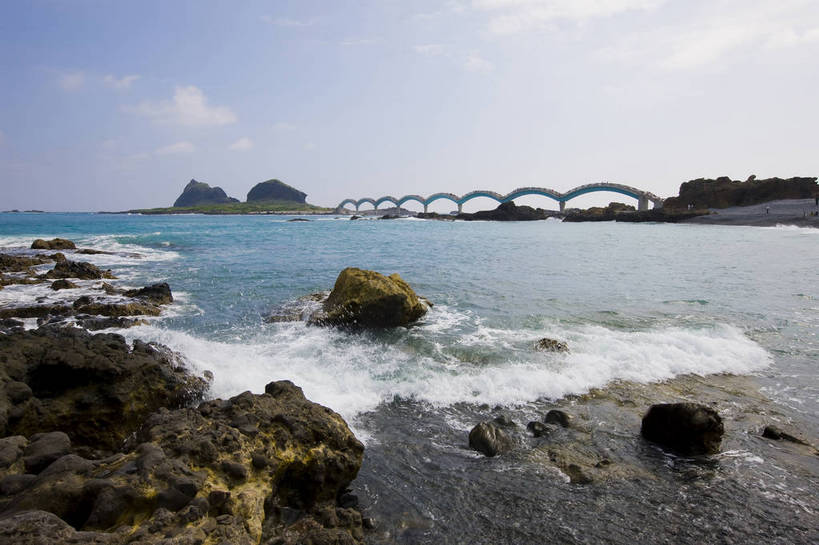 无人,公园,横图,彩色,室外,白天,旅游,度假,海浪,名胜古迹,标志建筑,地标,建筑,台湾,中国,亚洲,遗迹,海岸,桥,海湾,古迹,文物,娱乐,建设,古建筑,蓝天,享受,休闲,旅游胜地,放松,摄影,海滨,古文明,东亚,三仙台,中华人民共和国,海,海滩,旅行,bj174