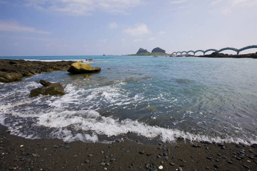 无人,公园,横图,彩色,室外,白天,旅游,度假,海浪,名胜古迹,标志建筑,地标,建筑,台湾,中国,亚洲,遗迹,海岸,桥,海湾,古迹,文物,娱乐,建设,古建筑,蓝天,享受,休闲,旅游胜地,放松,摄影,海滨,古文明,东亚,三仙台,中华人民共和国,海,海滩,旅行,bj174